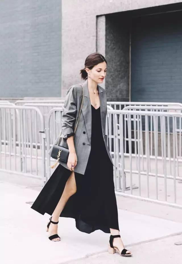 风衣里配长裙!要允许一部分人先酷起来嘛