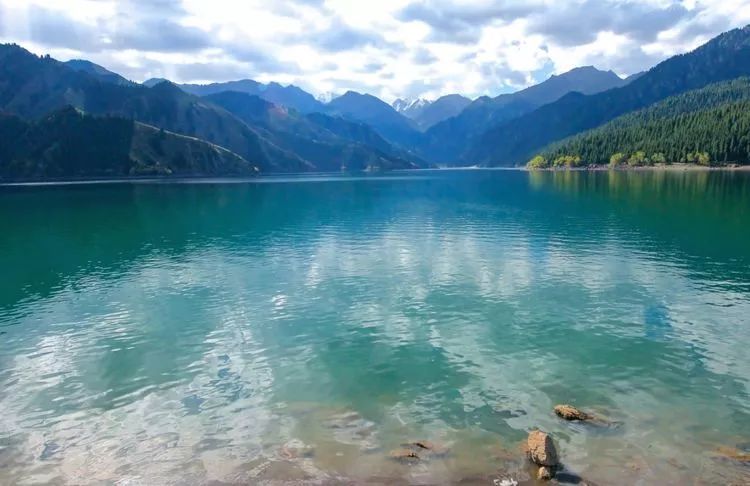 "最大的洗脚盆"新疆天山天池,湖水纯净人称"圣水"