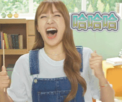 搞笑段子:和老公躺在床上玩手机,我手机一边看视频一边充电