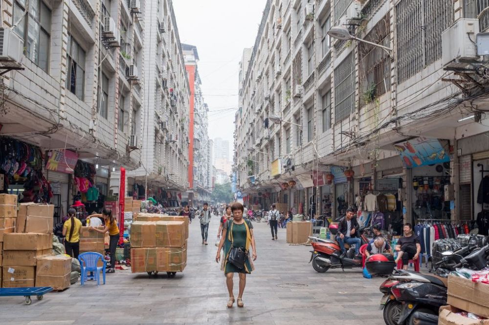 云南河口实拍:十二月份还热得要光膀子,街上到处都能看到越南人