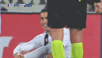 c罗运气不佳:抢点射门左脚踢右脚 禁区内摔倒眼神无辜