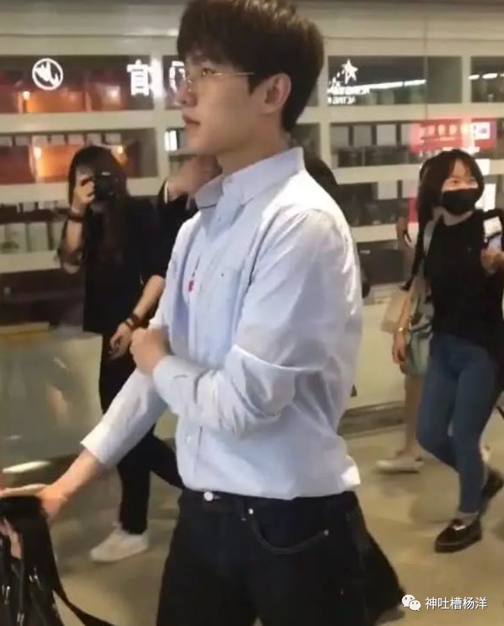 杨洋戴眼镜好帅,却被手里"大妈包"抢镜,网友:又被圈粉