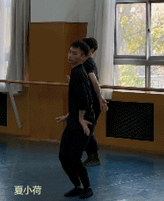 搞笑gif趣图:女人真是可怕的动物,连自己都不放过!