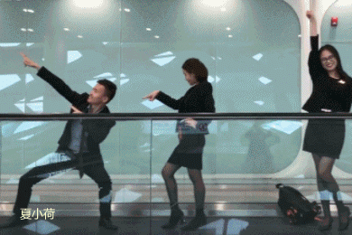 搞笑gif趣图:女人真是可怕的动物,连自己都不放过!