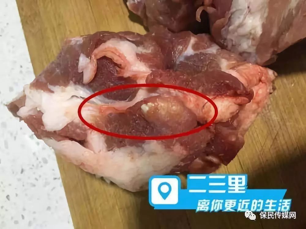 众源农副超市猪肉上出现多处白色脓包 检疫站:有脓包属正常打防疫针没