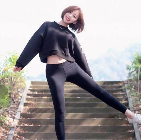 这位小姐姐穿上紧身裤显得很瘦很苗条,显年轻活力气质魅力,简单舒适的