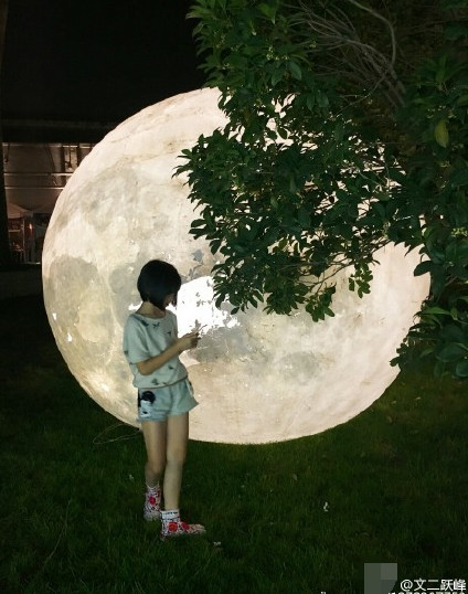 李嫣为李亚鹏庆生 父女俩当众玩亲亲