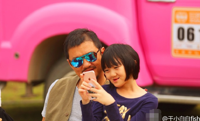 李嫣为李亚鹏庆生 父女俩当众玩亲亲