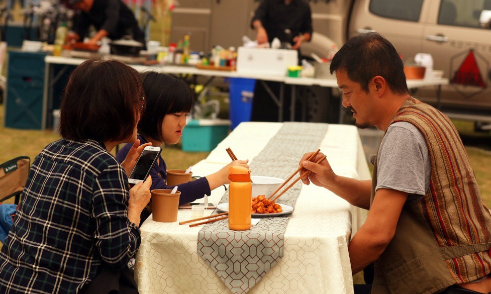 李嫣为李亚鹏庆生 父女俩当众玩亲亲