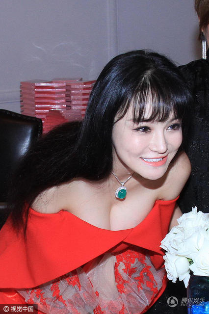 冉莹颖大笑表情夸张 事业线深不可测