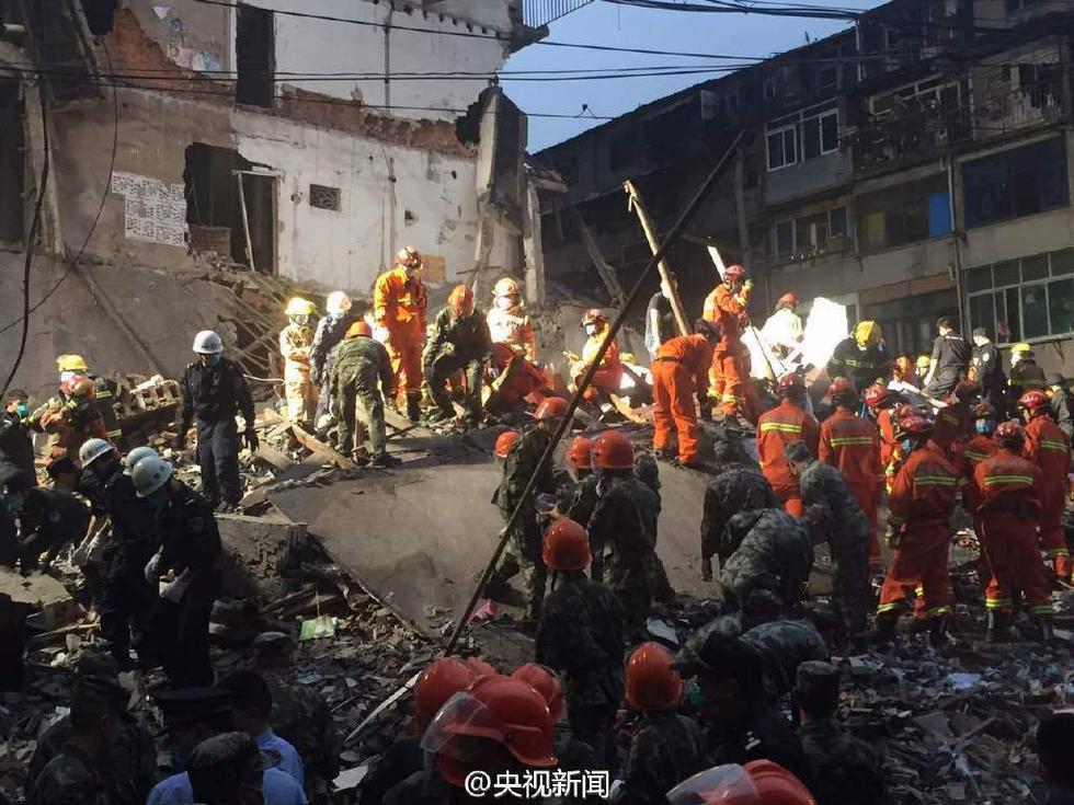 温州三幢楼房倒塌20余人被埋 救援现场一片狼藉