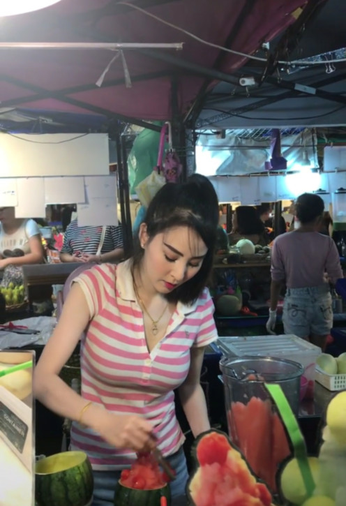 泰国"水果西施"火了,转过头的一刻,网友直呼:"分量"真