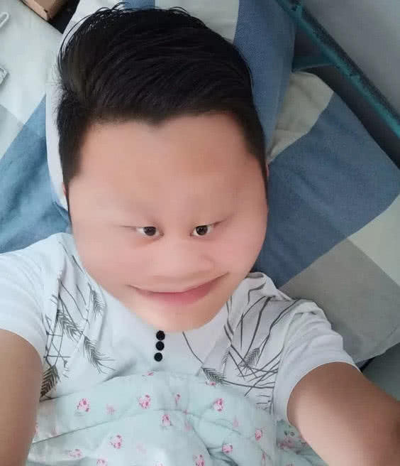 大神恶搞p图来袭,这是见过最精致的五官以及最"抚媚"的男人