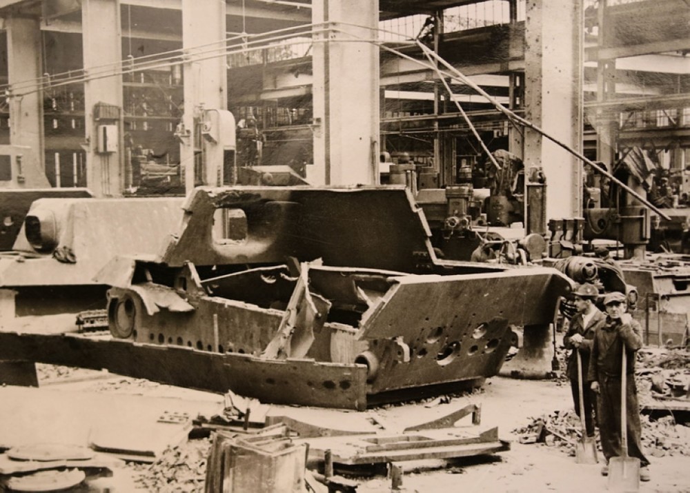 盟军猛烈空袭德国军工厂罕照 "牛气"战车被当场炸成了