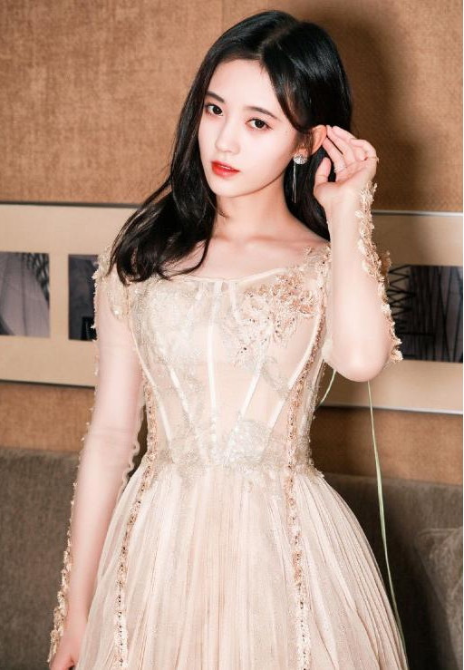 鞠婧祎:身穿长裙礼服,露出精致锁骨,整个人都散发着温柔与美好