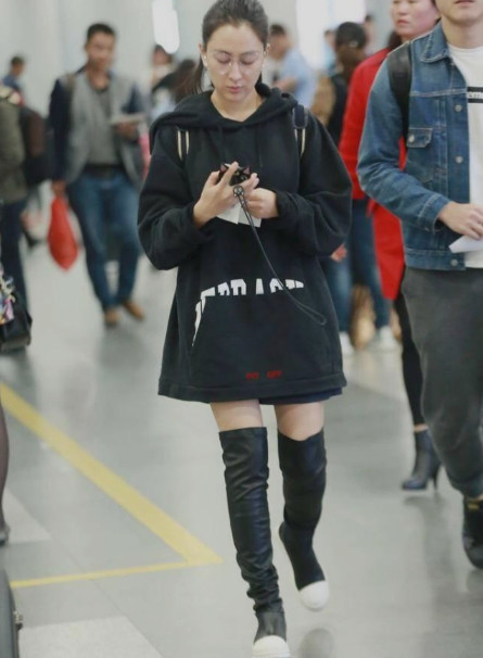 一双万元靴，王子文穿上美翻天，沈梦辰竟然勒大腿！