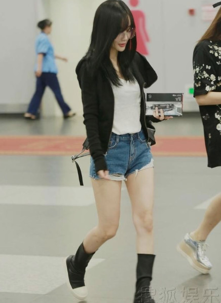 一双万元靴，王子文穿上美翻天，沈梦辰竟然勒大腿！