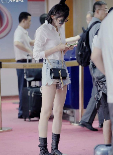 一双万元靴，王子文穿上美翻天，沈梦辰竟然勒大腿！