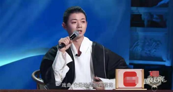 《国风美少年》鞠婧祎为他与张云雷争辩,后面霍尊的表情说明一切