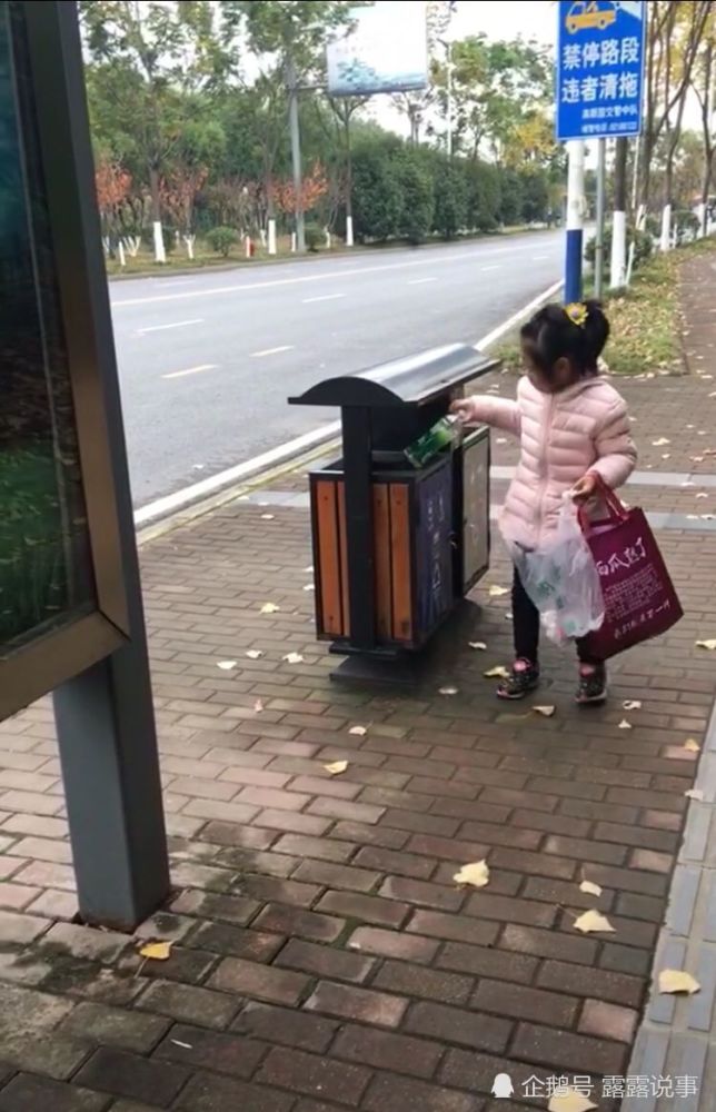 小女孩不愿意上学,妈妈让她捡垃圾体验生活,网友:教导