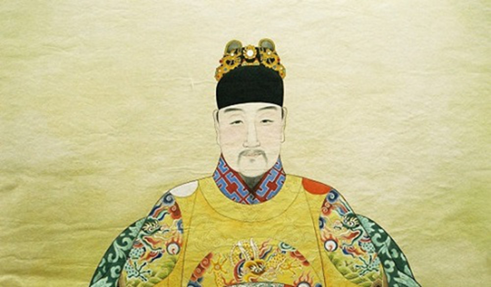 还不是妃子生的,是万历皇帝私幸宫女生的,朱常洛刚出生就差点被弄死