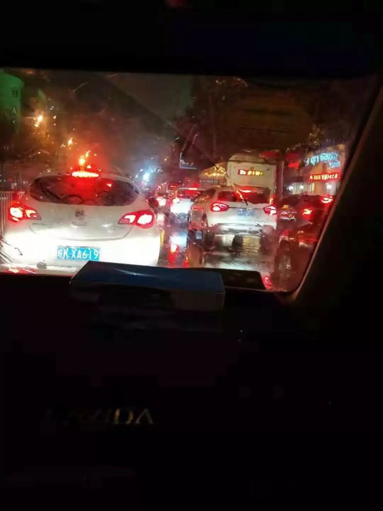 只看图片都能感受到 堵车的焦虑氛围