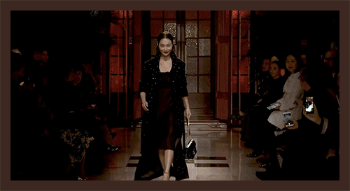 躺在床上看女明星走秀,miu miu也太会玩了吧