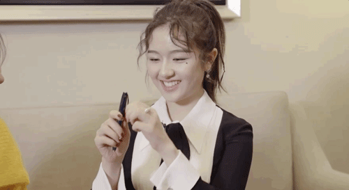 躺在床上看女明星走秀,miu miu也太会玩了吧