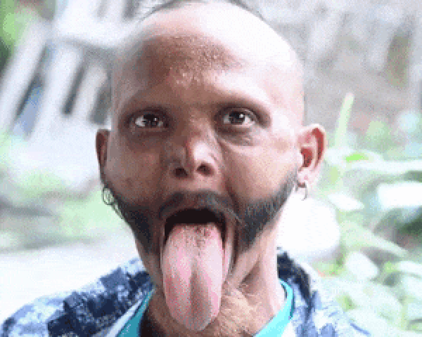 尼泊尔男子舌头长似蜥蜴,是世界上唯一可以舔到自己前额的人