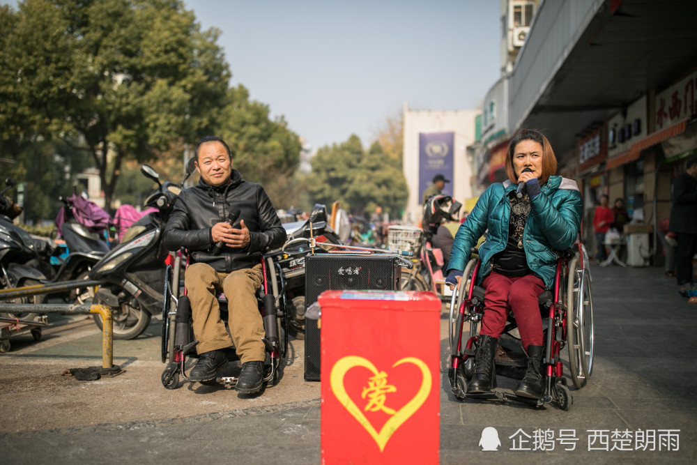 残疾夫妻划轮椅走中国,卖唱养活一家6口人:曾身披纱窗