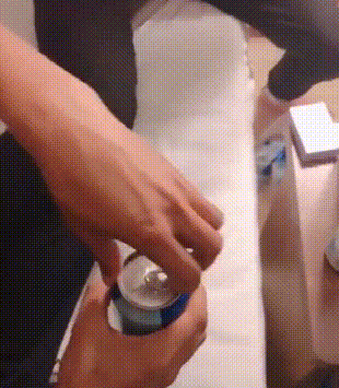这样开啤酒需要有一副好牙齿,我以前也这样做过