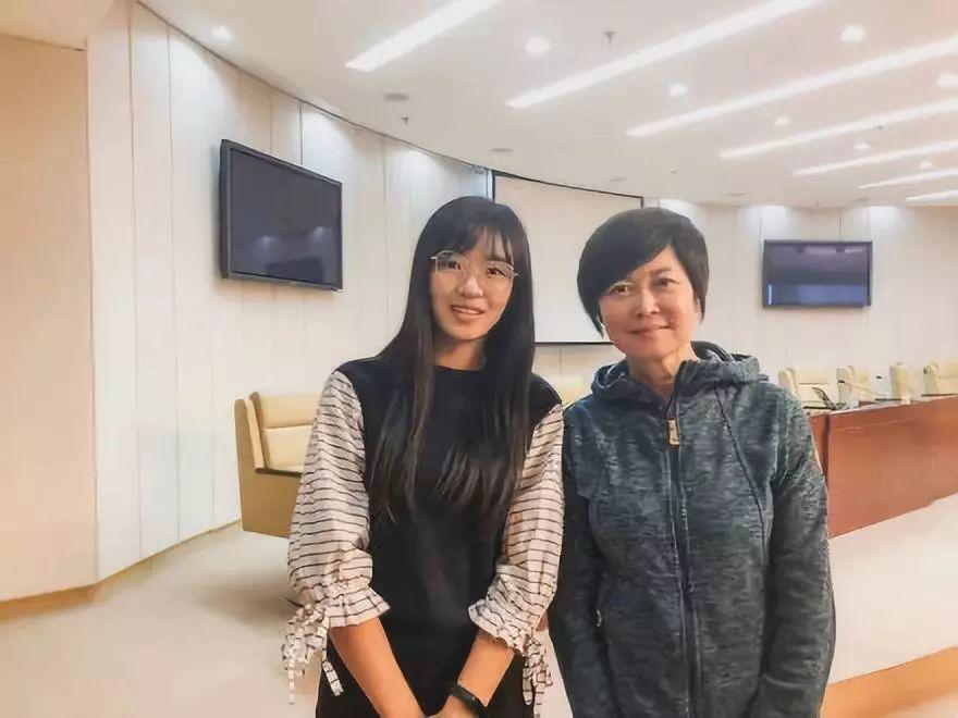 美丽依旧!老公身份曝光!女儿嫁外国小伙