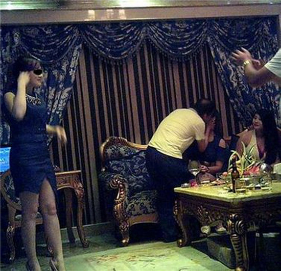 被曝不雅照官员遭双开 曾在ktv吻女性