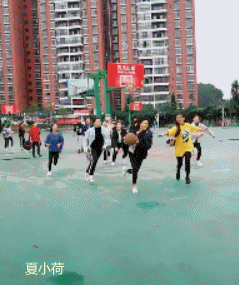 搞笑gif趣图:一字马大pk,好像谁不会劈腿一样!