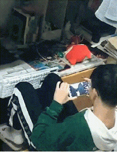 搞笑gif:你这是故意的吧,不就是电话聊的有点久了,至于吗?