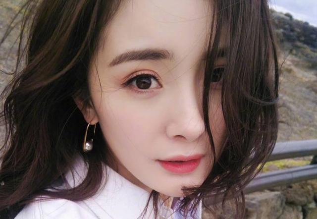 杨幂新广告代言照单眼皮,长鼻子引热议,明星的