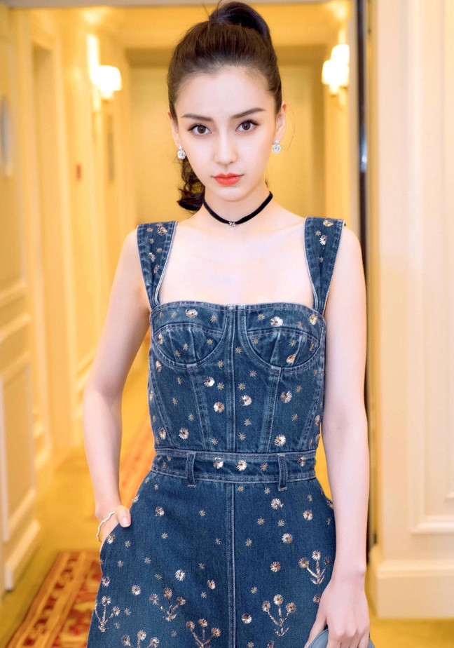 杨颖:一身牛仔刺绣长裙优雅大气,一颦一动都美的动人心弦!