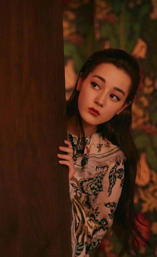 迪丽热巴复古风写真曝光,异域公主范十足,镜头前泪痣超抢镜!