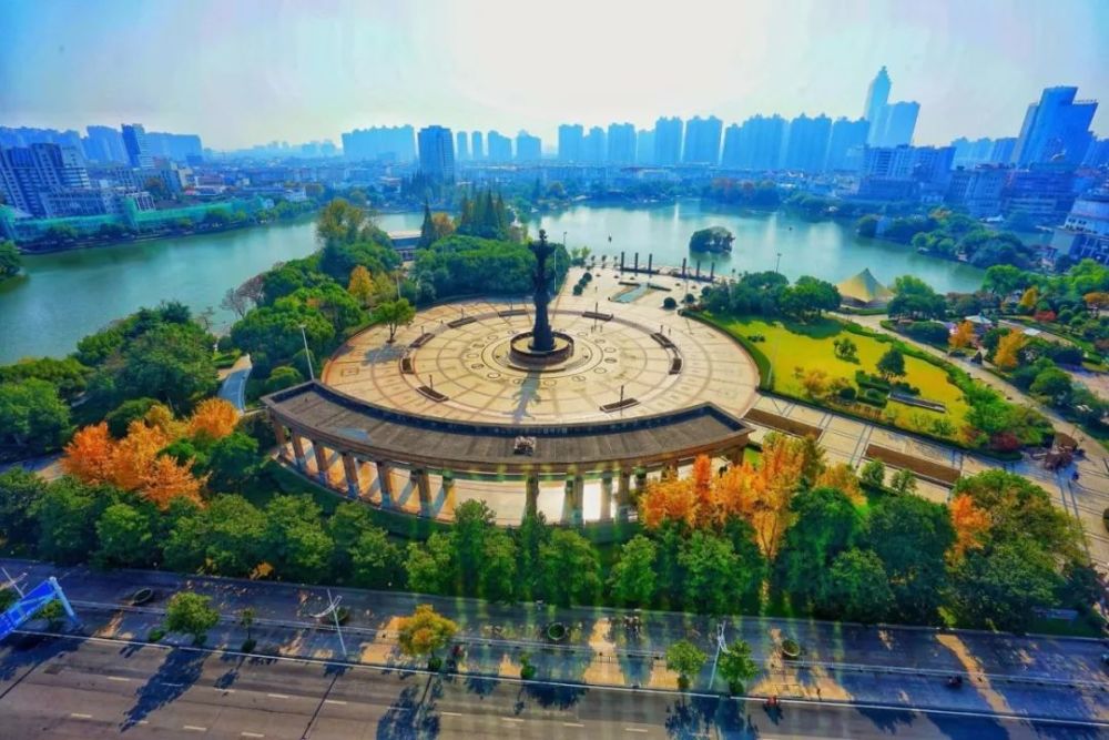 芜湖新闻网网友范明摄 秋天的鸠兹广场和镜湖相印成辉,五彩缤纷,像是