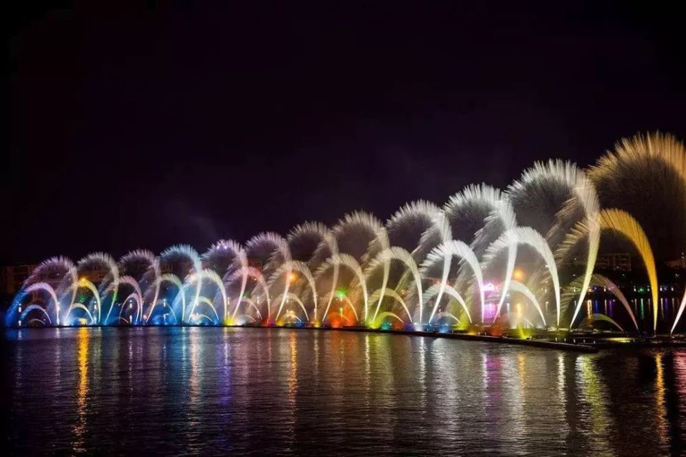 星湖夜景非常棒!好多次开车路过都被它吸引,真是太美了.