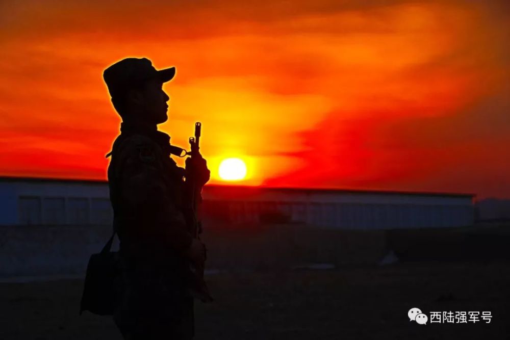 一组夕阳剪影,为你讲述当兵的故事