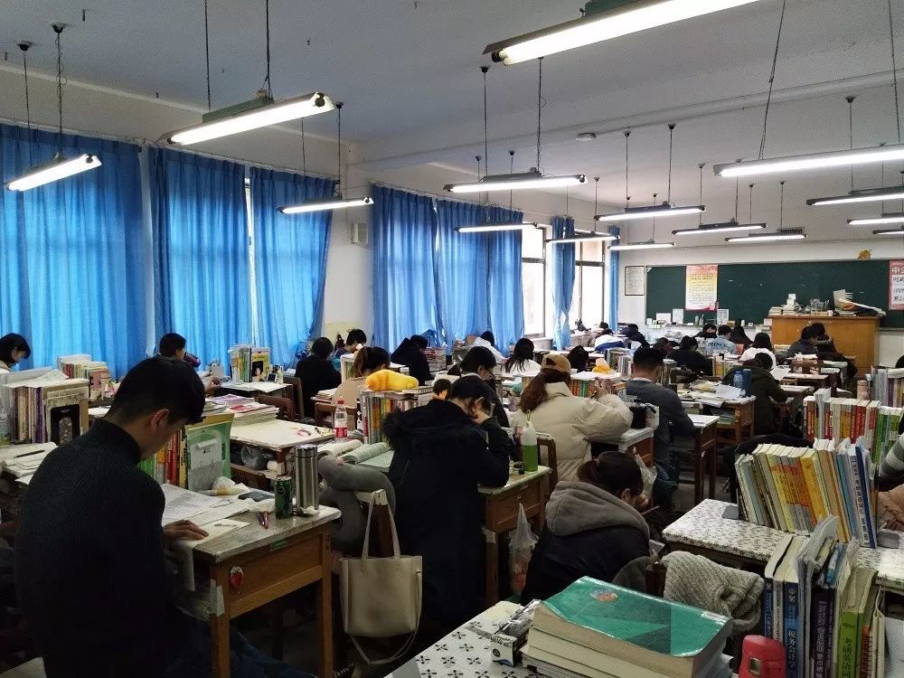 烟台大学化学化工学院的学弟学妹们 走进三教考研教室 为考研学长