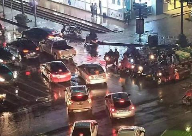 下雨天,看到车前没有打伞的行人,你会让行还是先行呢?