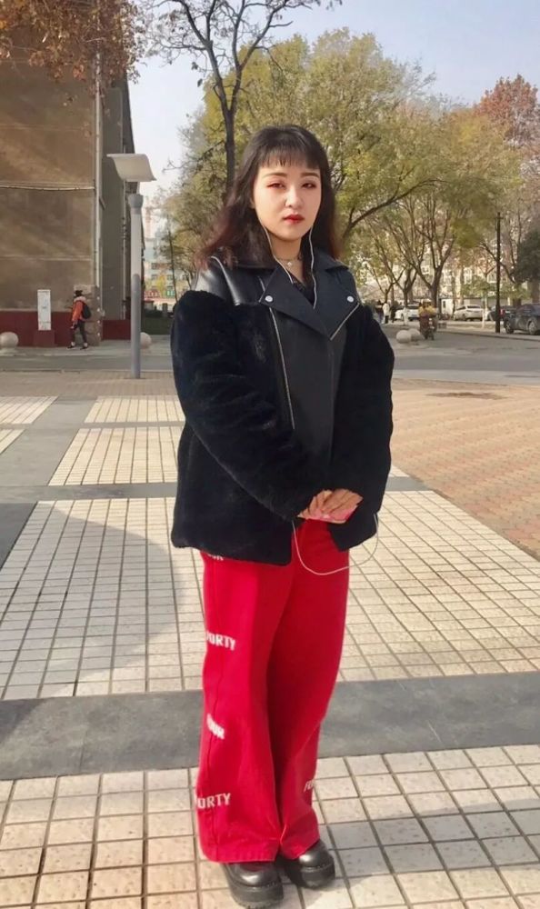 聊城三所高校美女街拍大pk,到底哪所学校的女生最好看