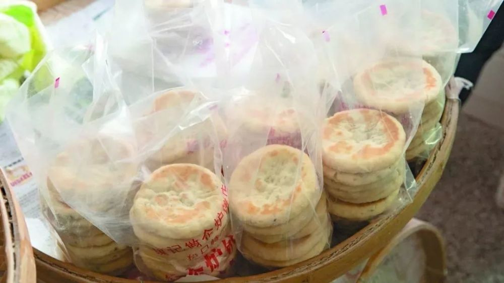 企炉饼是松口特产之一,客家祖先们下南洋时必带的食品之一.