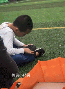 7. 熊孩子:麻麻说新鞋弄脏了回家要挨打的,我可得爱惜点