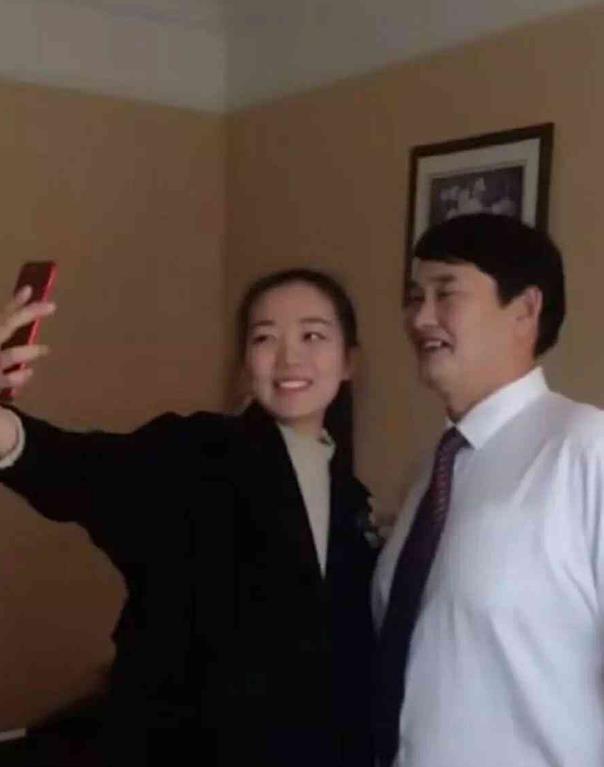 《星光大道》大衣哥和儿媳合拍,网友:儿媳妇比大衣嫂有气质