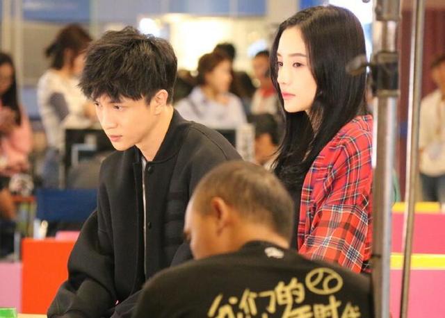 李小璐搭档薛之谦拍戏 被赞又白又瘦