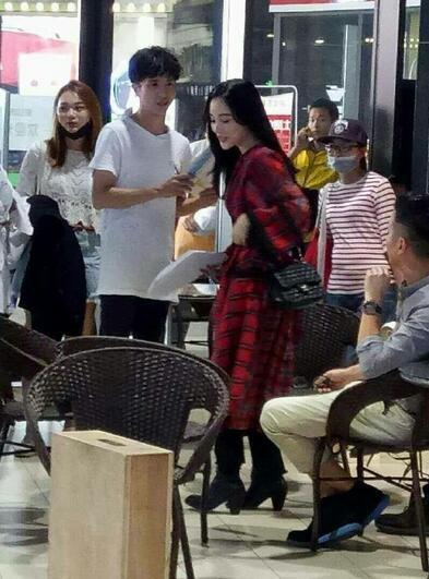 李小璐搭档薛之谦拍戏 被赞又白又瘦