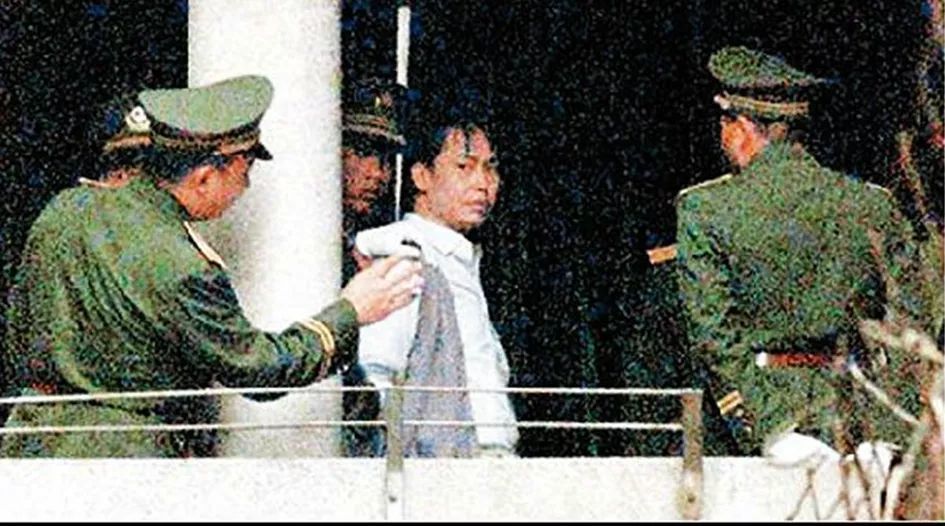 警方把他们5人押到小房间验明正身时,张子强的那些好兄弟还在怪罪